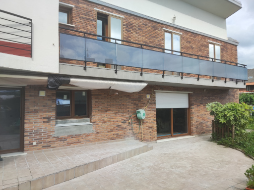 Añadimos una placa de vidrio a la barandilla para darle un toque moderno