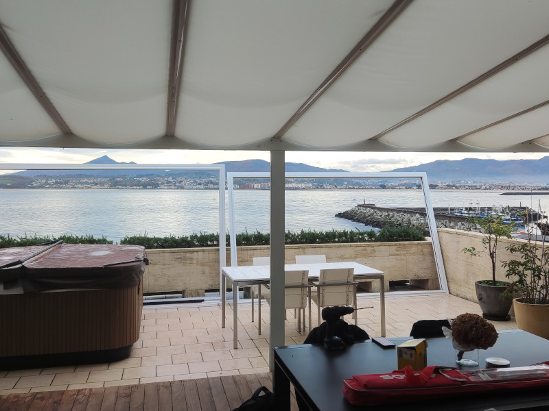 Terraza preparada para la instalación de un cerramiento de cristal