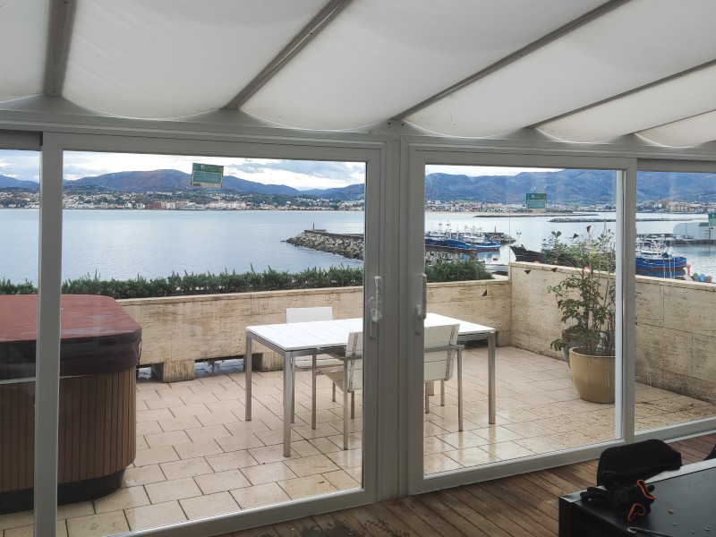 Resultado de una instalación de un cerramiento de cristal, ampliando el espacio disponible incluso en días de lluvia