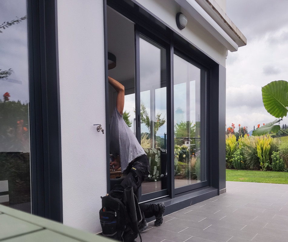 Reparación de ventanas y correderas de un hogar