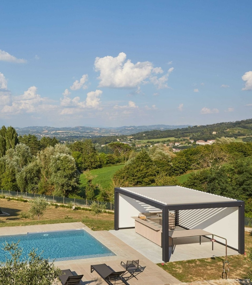 Instalación de pérgolas bioclimáticas de la marca SAXUN