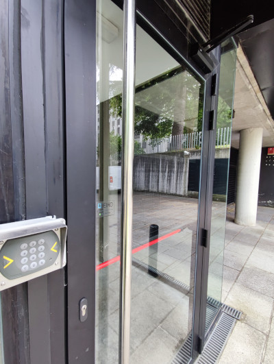 Puerta exterior de cristal instalada por Leiho